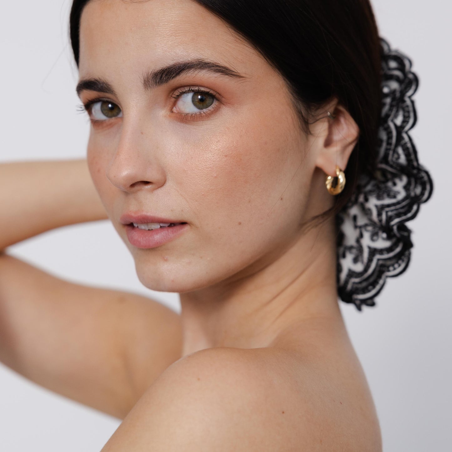 Scrunchie Camadas em Bordado Preto e Branco