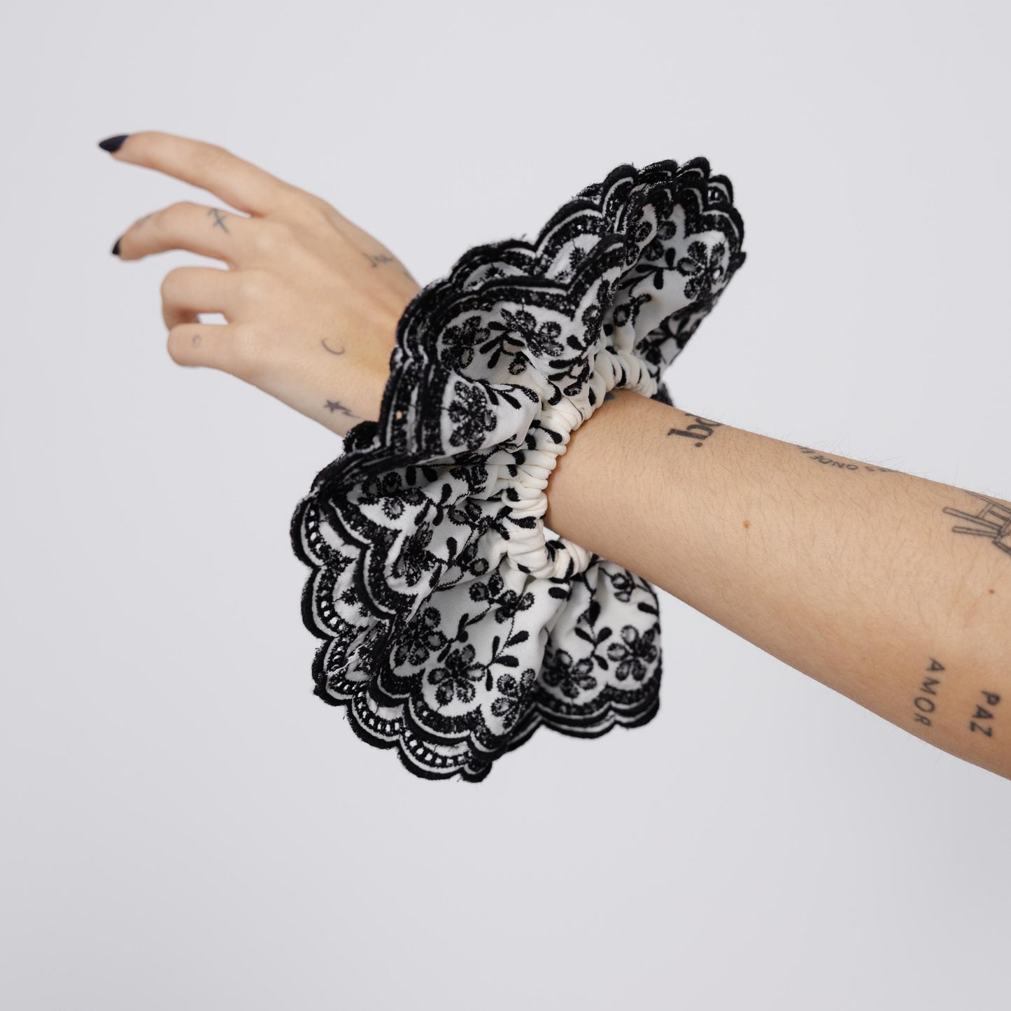 Scrunchie Camadas em Bordado Preto e Branco